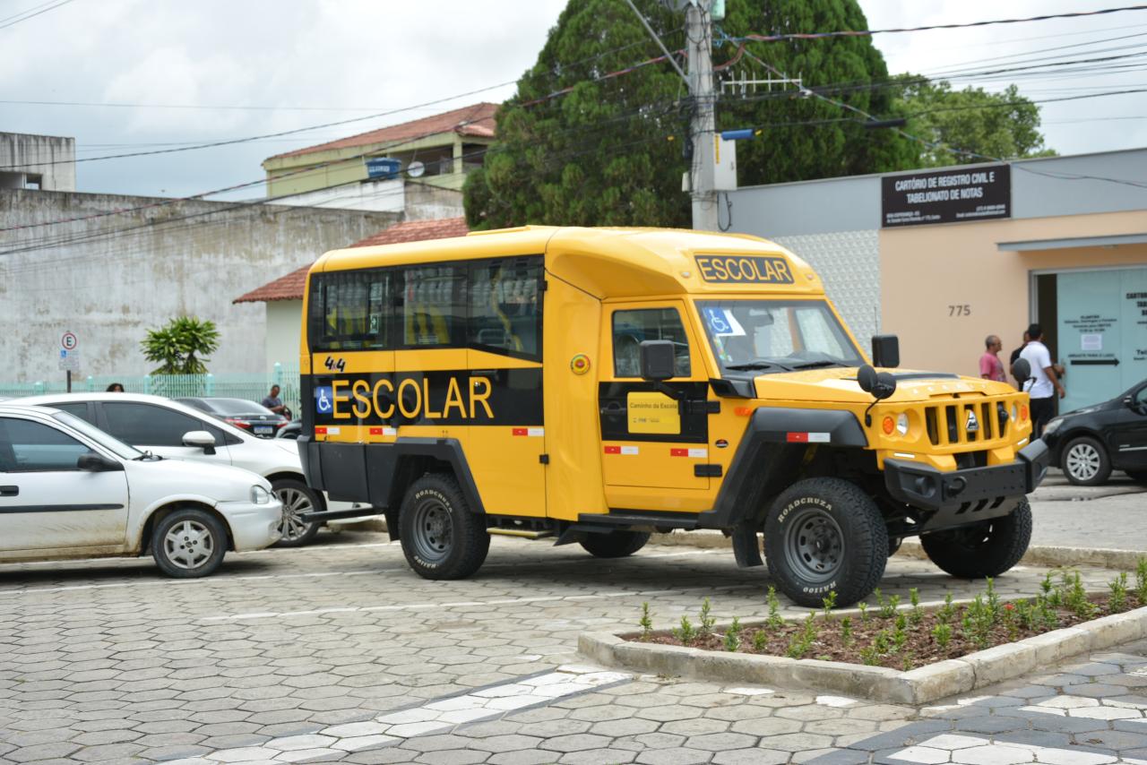 Novo Micro-ônibus Escolar 4x4 Será Utilizado para Transportar Alunos em Locais de Difícil Acesso