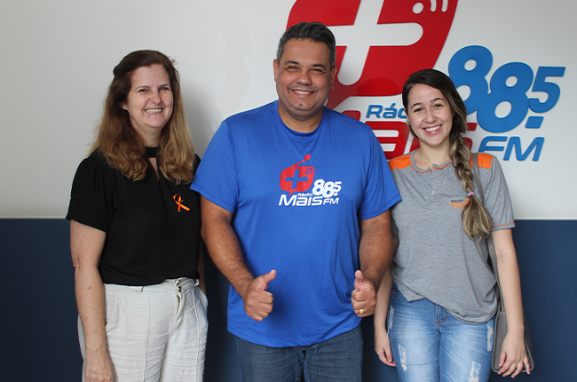 Entrevista em rádio local marca início da Semana de Combate à Violência Contra Mulher