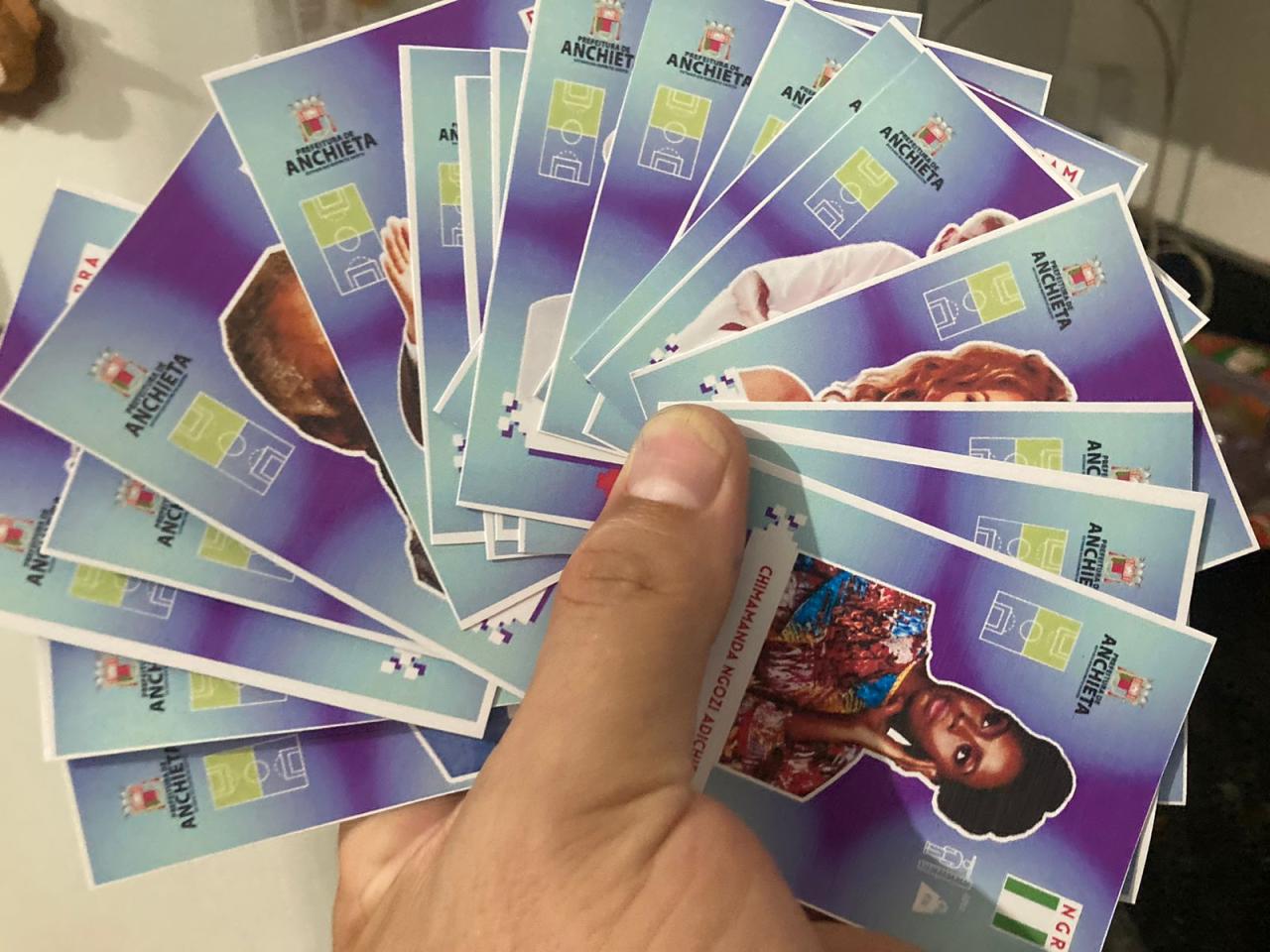 Jogo com figurinhas promove cultura e personalidades negras nas escolas de Anchieta