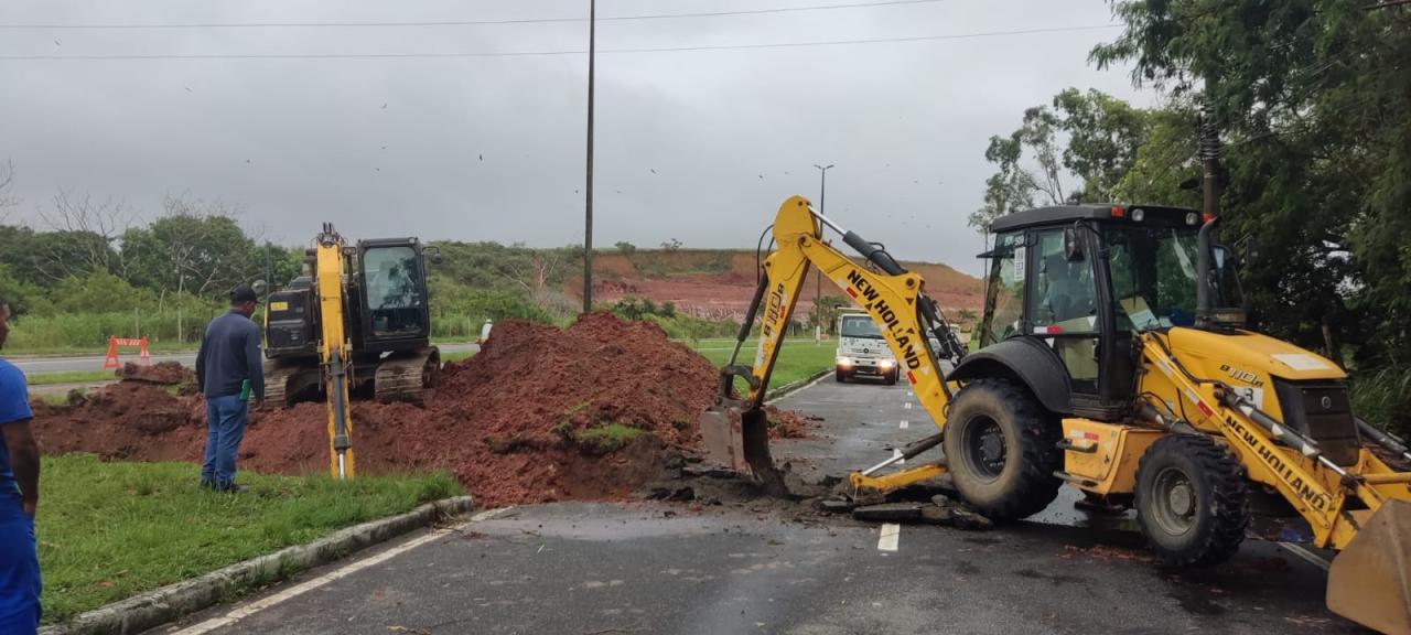 Prefeitura da Serra inicia recuperação de área afetada pela chuva em avenida