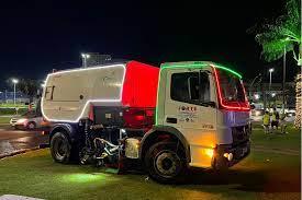 Caminhões coletores de lixo estão iluminados para o Natal em Cariacica