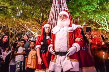 Encanto, brilho e emoção na inauguração da decoração de Natal no Parque Moscoso