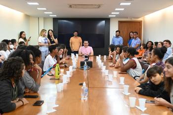 Estudantes vivenciam um dia como prefeito e secretários de Vitória