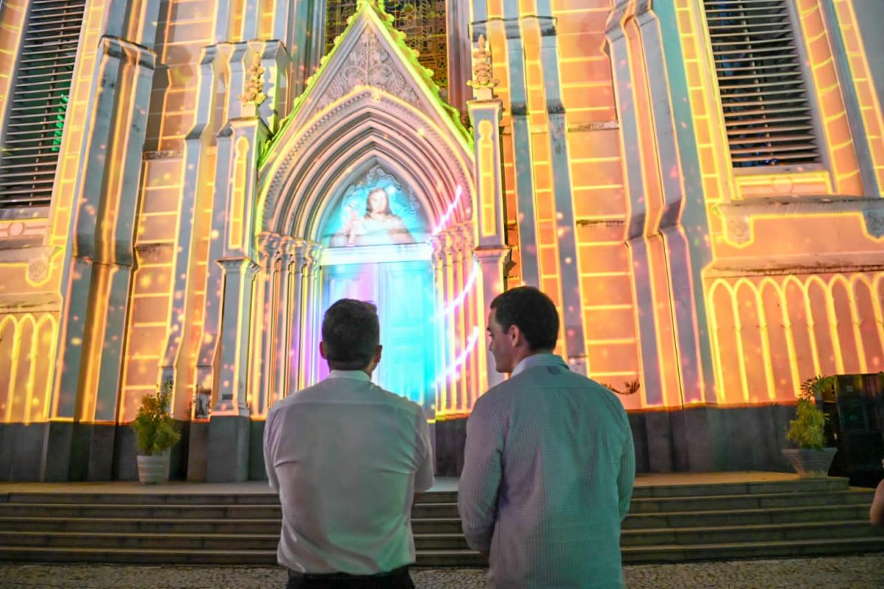 Magia do Natal toma conta da Catedral Metropolitana com projeções e presépio