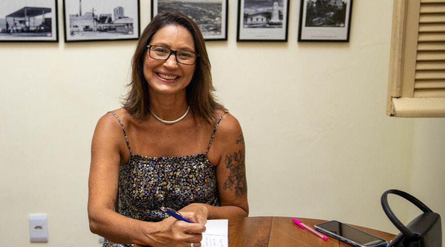 Nadadora lança livro sobre trajetória de superação do câncer