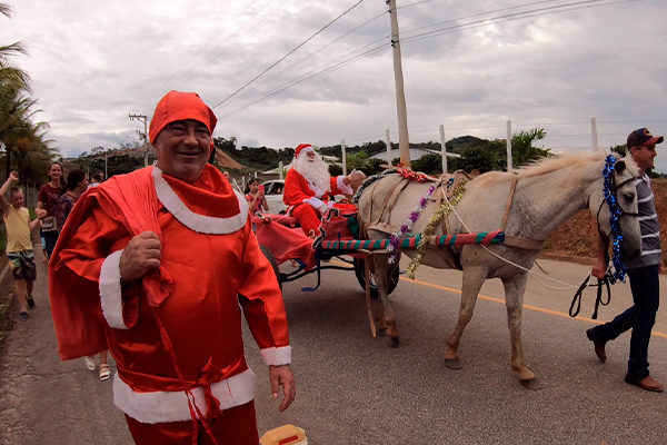 Papai Noel alegra a todos chegando de charrete na Rota Vale do Empoçado
