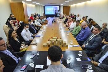 PMV assina ordem de serviço para botão do pânico nas 103 unidades de ensino