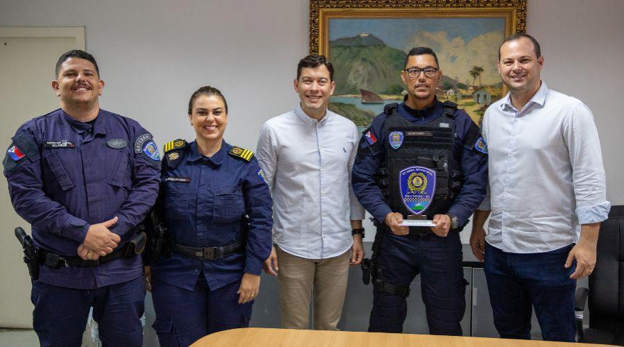​Prefeito homenageia guarda que salvou duas pessoas de afogamento