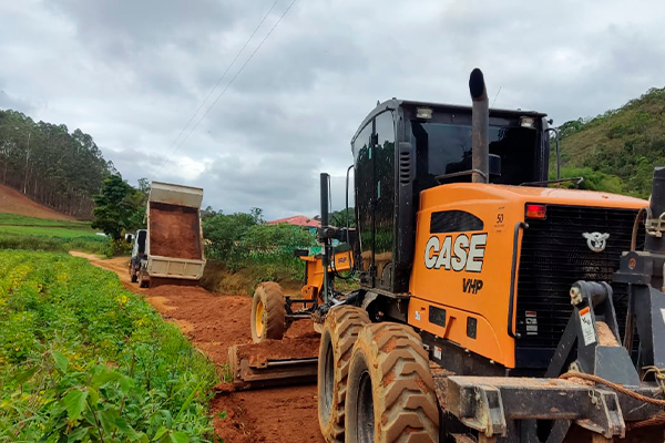 Prefeitura inicia trabalho de manutenção de estrada no Distrito de Mata Fria