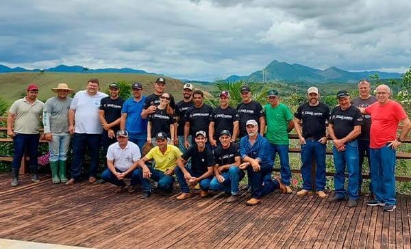 Prefeitura leva caravana Afonsoclaudense para conhecer tecnologias de melhoramento genético do gado leiteiro