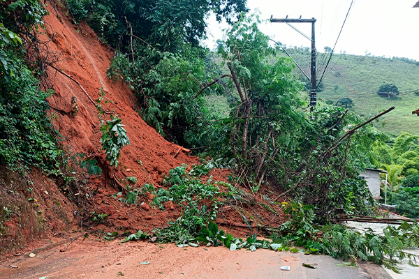 Acesso ao bairro Boa Fé pela Mutum Preto é interditado após queda de barreira