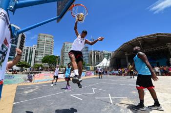Domingo de altas temperaturas na Arena de Verão com o Desafio Casé de Basquete