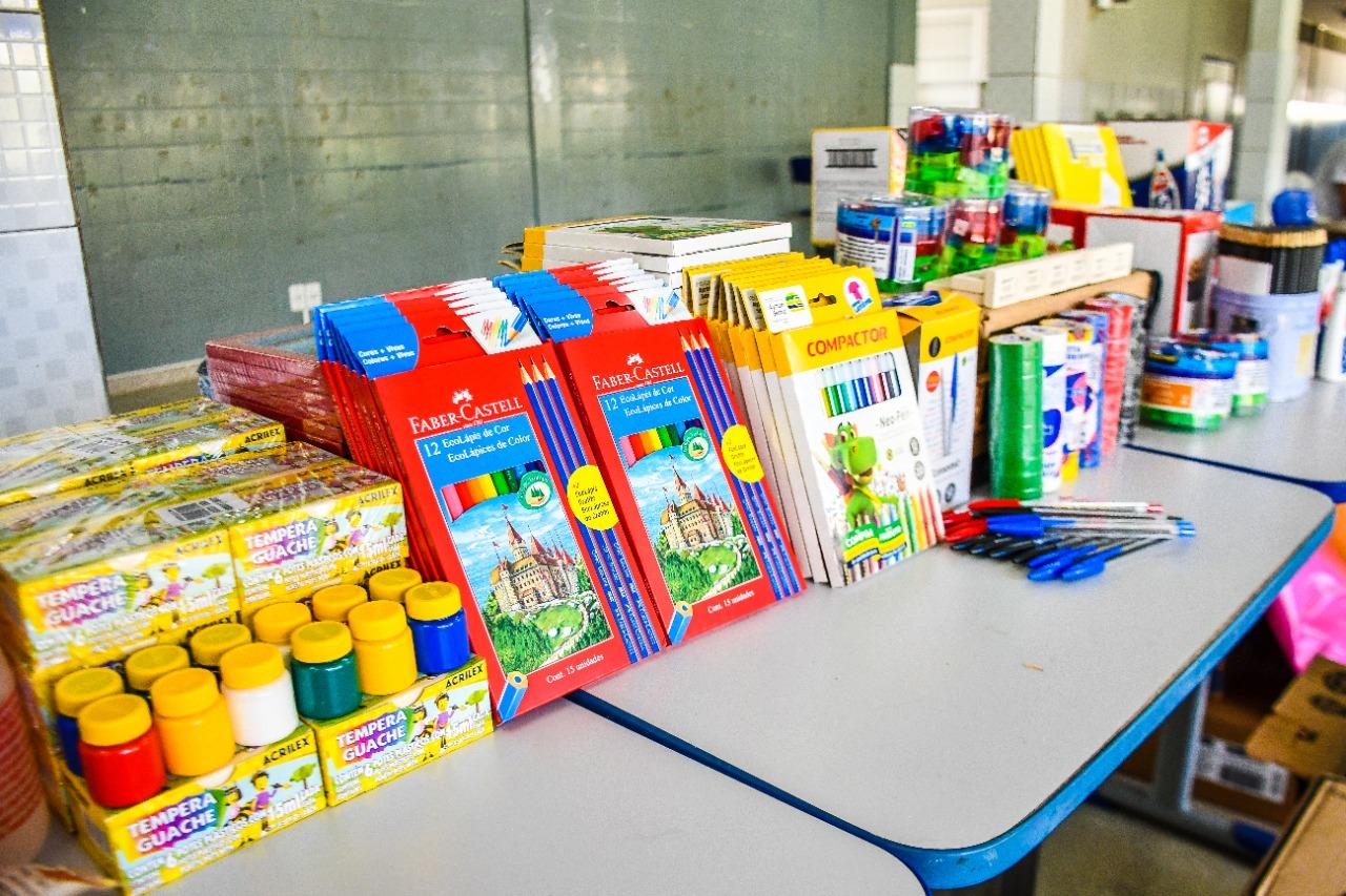 Escolas da Prefeitura de Linhares são abastecidas com materiais didáticos, de higiene, banho e limpeza para volta às aulas