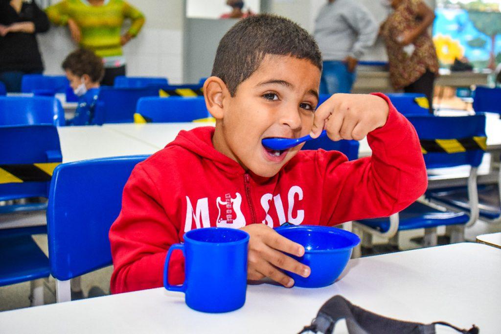 Merenda escolar: laudos de alunos com necessidades alimentares especiais devem ser entregues na escola
