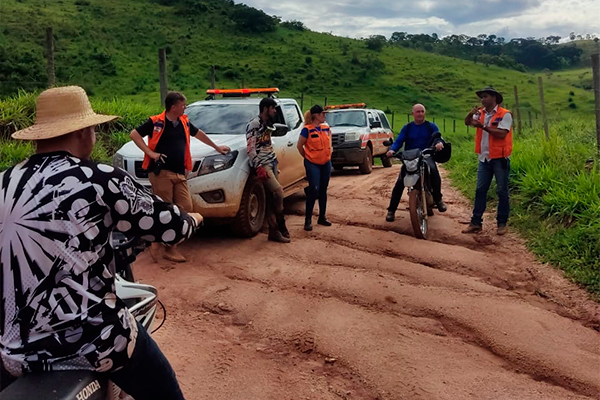 Prefeito e vice visitam Comunidade de São Pedro para conferir de perto os estragos causados pela chuva