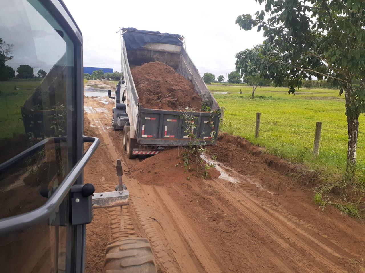 Prefeitura de Linhares realiza serviço de patrolamento na estrada de Brejo Grande e ao acesso ao presídio