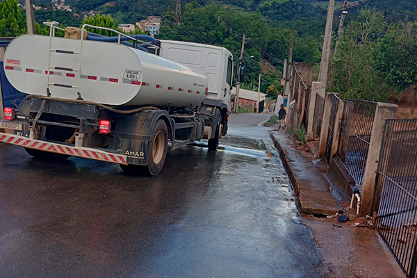 Prefeitura realiza ação de limpeza e lavagem de ruas do bairro Bela Vista