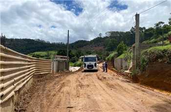 Rua Laurindo Modolo, em Pedra Azul, recebe pavimentação