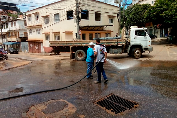 Secretaria de Obras e Serviços Urbanos realiza lavagem de rua no Bairro São Vicente