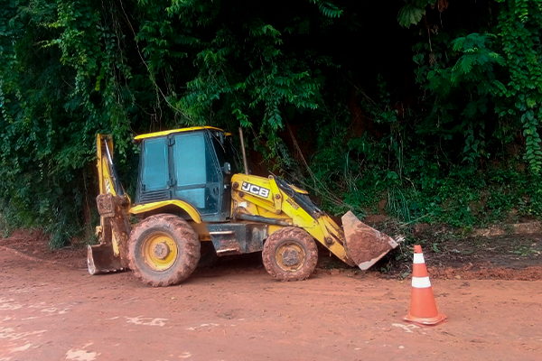 Secretaria de Obras e Serviços Urbanos realiza remoção de barro em rua do bairro São Vicente