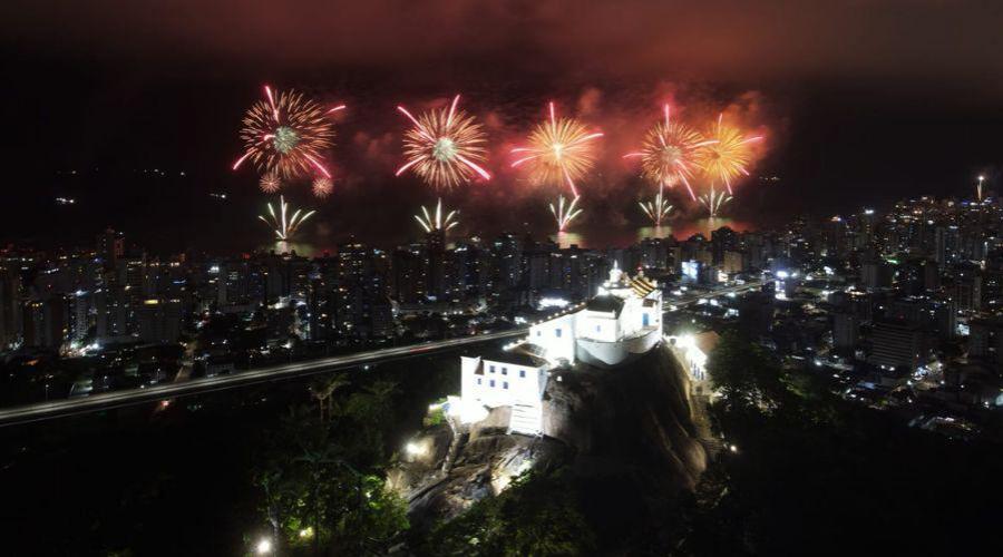 Show de luzes e cores no céu encanta um milhão de pessoas