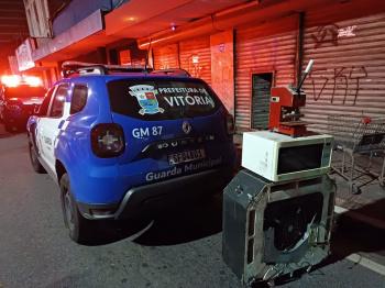 Trio é detido em flagrante por arrombamento a loja no Centro