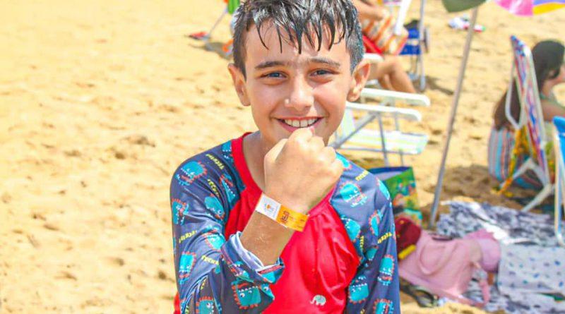 Verão: crianças recebem pulseiras de identificação na praia do Pontal do Ipiranga