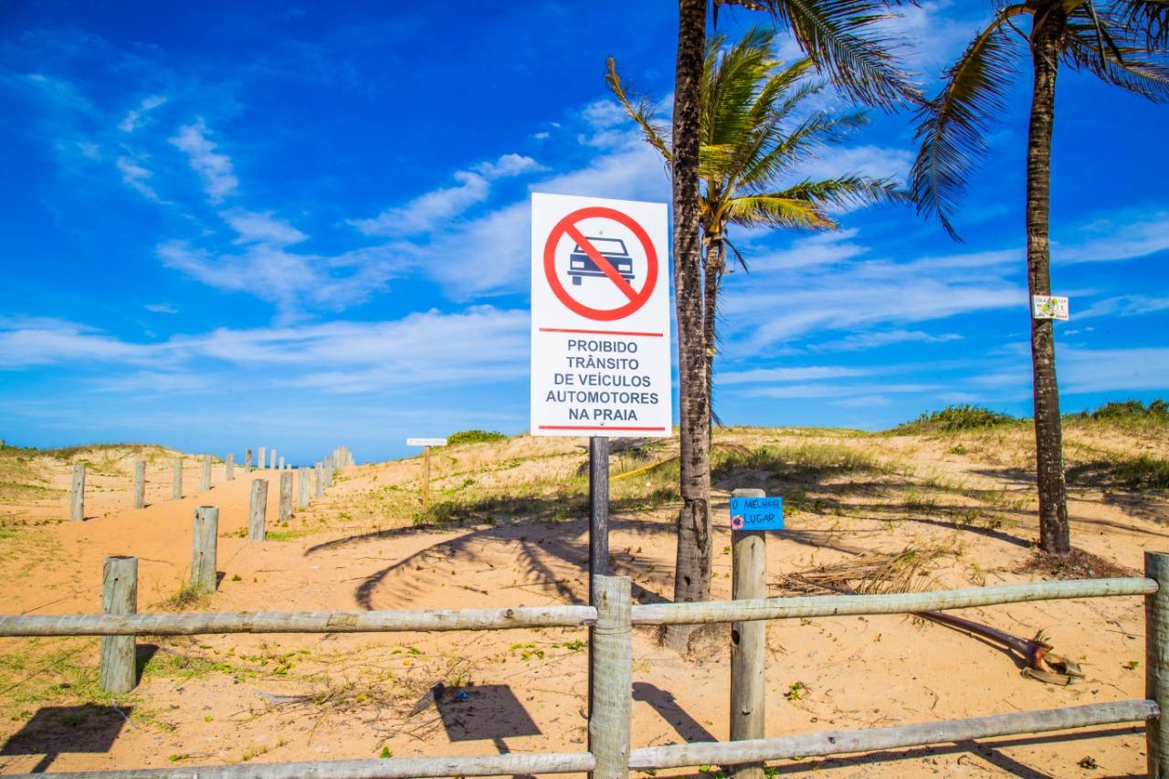 Verão: Prefeitura intensifica fiscalização para inibir tráfego de veículos sobre faixa de areia nas praias de Linhares