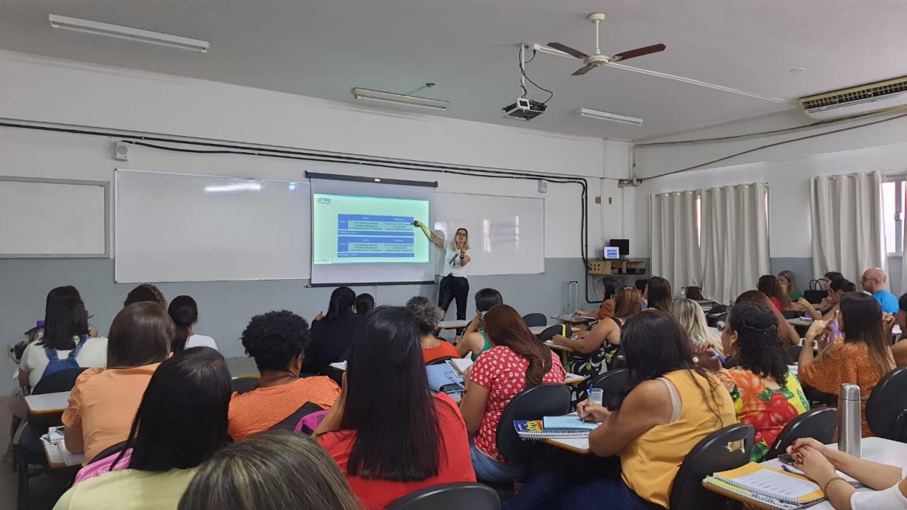 Aprendizagem: gestores escolares recebem formação para auxiliar estudantes a desenvolver a leitura e escrita em Linhares