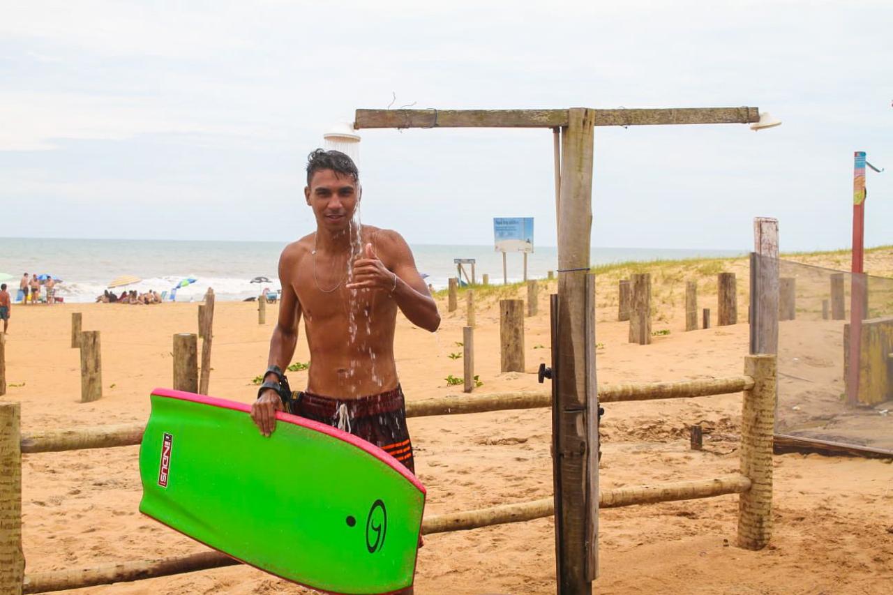 Carnaval: Prefeitura instala chuveiros para banhistas nas três praias de Linhares