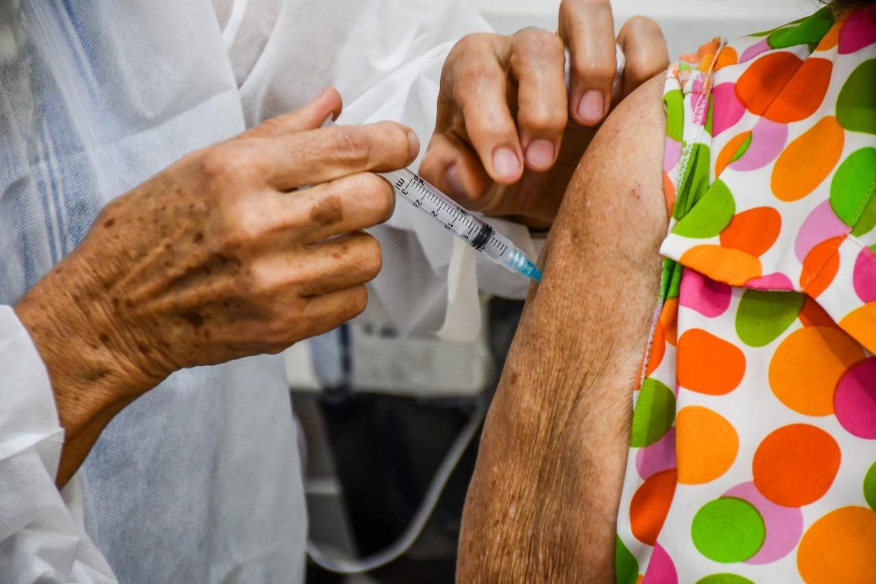 Covid-19: Linhares fará mutirão neste sábado (25) para aplicar mais de mil doses de vacina bivalente em idosos