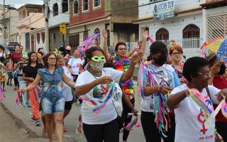 CRAS promove carnaval da inclusão e bloco desfila até o camarote do Asilo ninho de amor