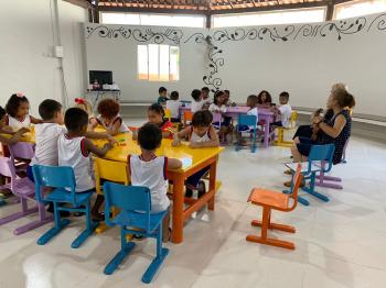 Crianças contam com a presença das famílias em acolhimento da educação infantil