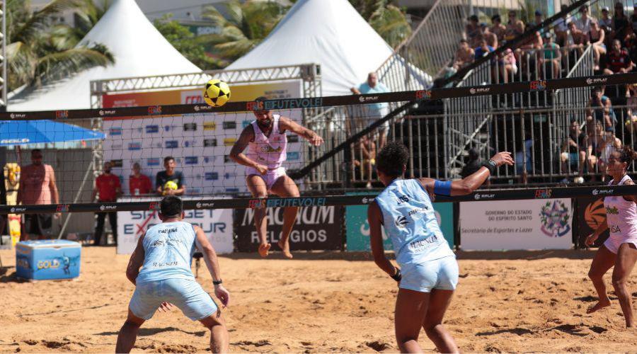 Feras do Futevôlei lotam arena na Praia da Costa no domingo