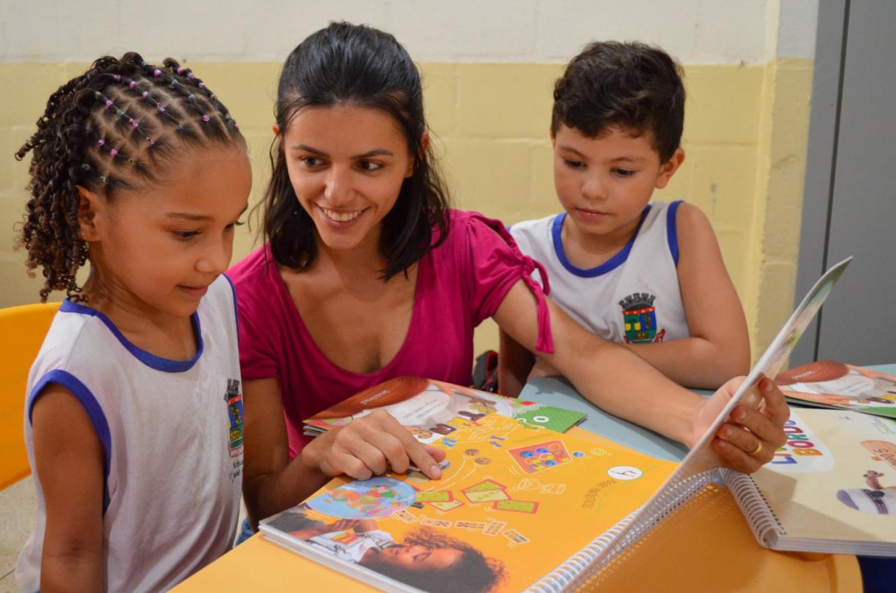 Mais de 2,3 mil alunos da Educação Infantil receberão livros didáticos para estimular a criatividade de forma lúdica e interativa