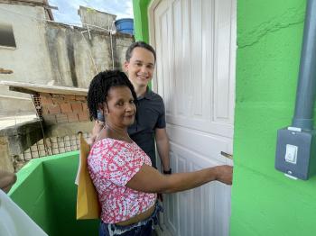Mais três famílias são beneficiadas e recebem novos imóveis no bairro Conquista