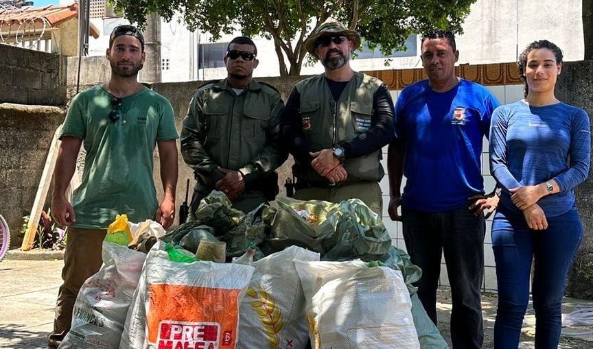 Meio Ambiente realiza mutirão de limpeza no manguezal de Anchieta