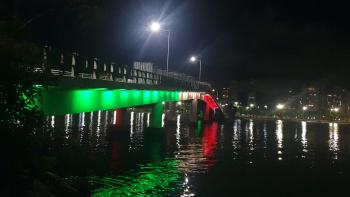 Ponte da Ilha do Frade está iluminada em homenagem ao imigrante italiano