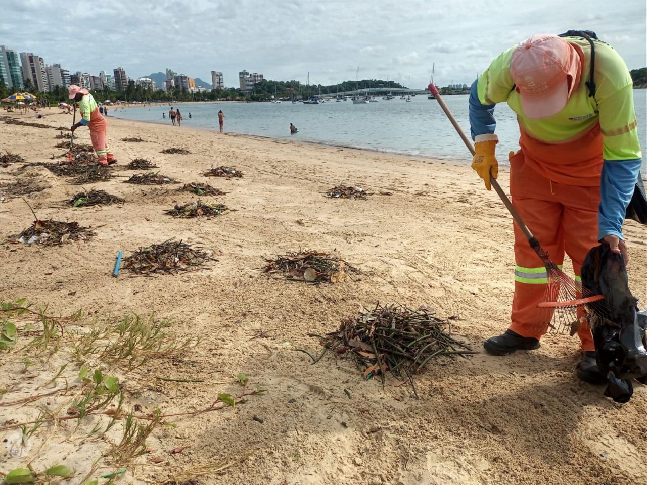 Praias de Vitória têm reforço nos trabalhos de limpeza no Carnaval
