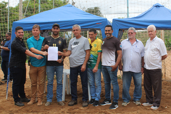 Prefeito assina ordem de serviço para a construção da quadra poliesportiva no bairro Bela Vista