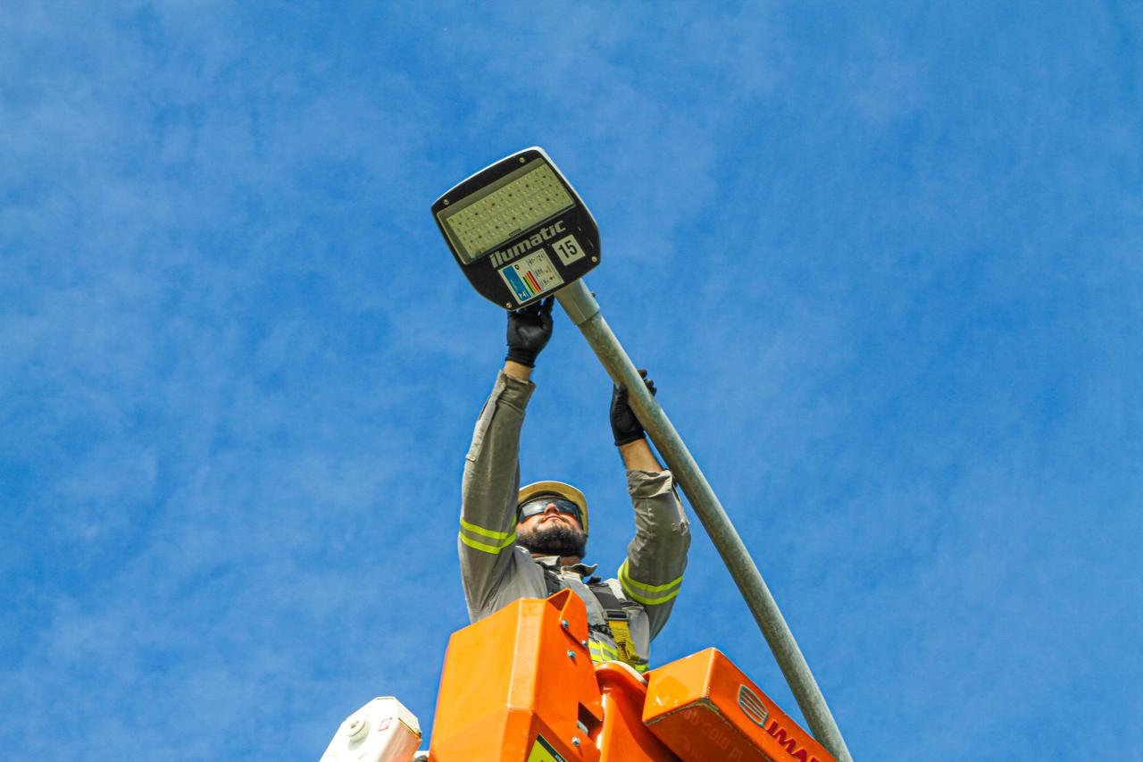 Prefeitura instala novas luminárias LED em praças e causa redução do consumo de energia