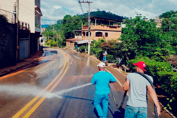 Prefeitura realiza ação de limpeza e lavagem de ruas do bairro da Grama