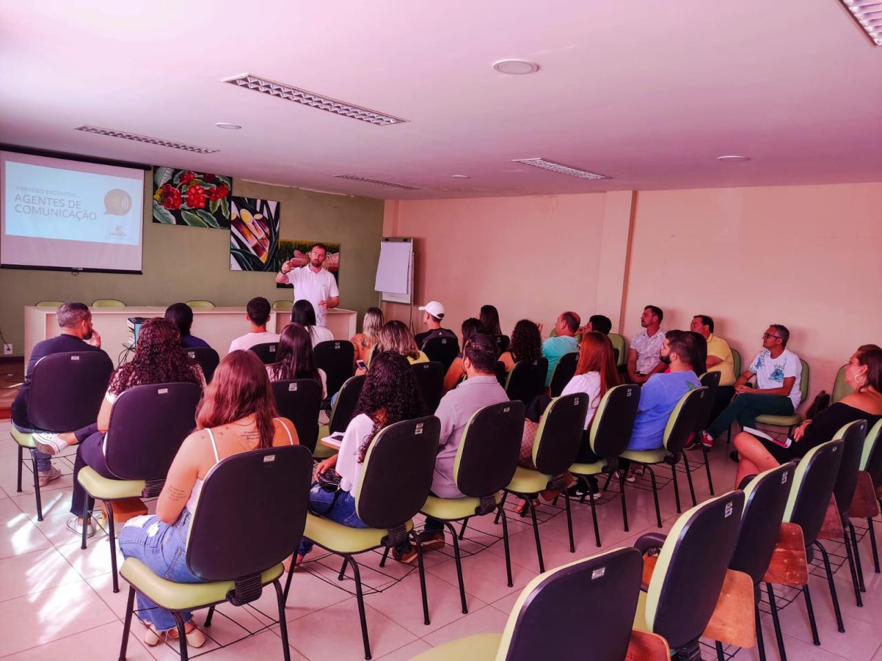 Agentes de comunicação participam de encontro para fortalecer a comunicação pública