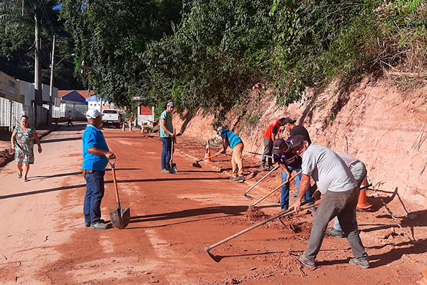 Equipe de Limpeza Urbana da Prefeitura realiza serviço de roçagem, capina e lavagem de rua no bairro Amâncio Pimenta