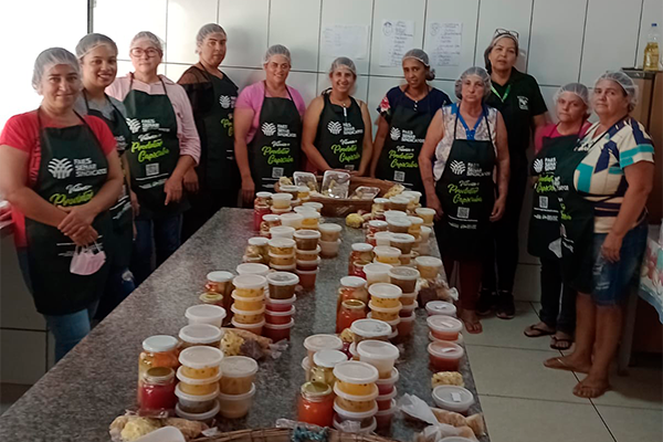 Moradoras da Comunidade de São Benedito participam de curso de conserva de vegetais do Senar