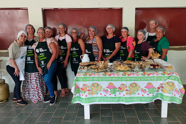 Moradores da Comunidade de Ribeirão do Costa participam de curso de fabricação de biscoito