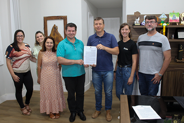 Prefeito em exercício assina Termo de Fomento oficializando repasse de mais de 85 mil para a ADL