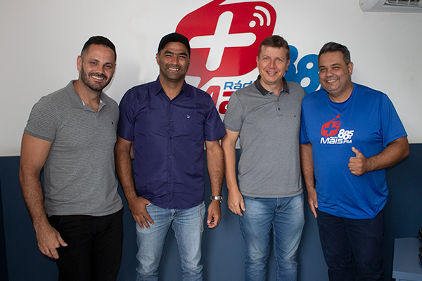 Prefeito, vice e representante do instituto Karis participam de entrevista em rádio para divulgar o Jesus Vida Verão