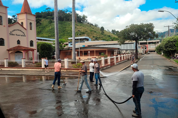 Prefeitura realiza ação de limpeza e lavagem de ruas do Distrito de Serra Pelada
