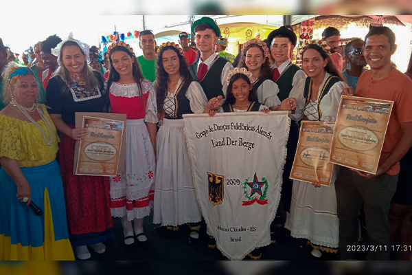 Secretário de Cultura e Turismo acompanha grupos de Folia de Reis e de Dança Alemã em evento em Marataízes